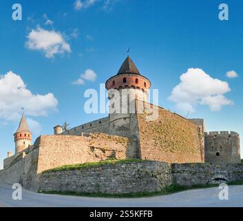 Die Burg Kamianets-Podilskyi (Oblast Khmelnytskyi, Ukraine) ist eine ehemalige polnische Burg, die eines der sieben Weltwunder der Ukraine ist. Erbaut Anfang 14 Stockfoto
