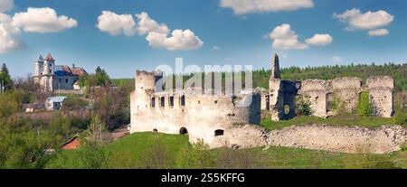 Frühlingsblick auf die Ruinen der Burg Sydoriv (erbaut in den 1640er Jahren) und die Kirche Katolitzki (erbaut 1730-1741). Dorf Sydoriv, 7 km südlich von Husiatyn, Stockfoto