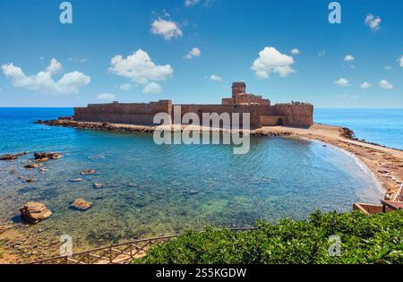 Aragonesische Burg Le Castella (erbaut 474 v. Chr.), eine Festung auf einer kleinen Insel an der Küste des Ionischen Meeres mit Blick auf die Costa dei Saraceni bei Capo Stockfoto