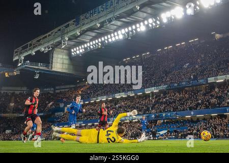 London, Großbritannien. Januar 2025. TOR 1-0 Chelsea Stürmer Cole Palmer (20) erzielt während des Premier League-Spiels in Stamford Bridge, London. Der Bildnachweis sollte lauten: Ian Stephen/Sportimage Credit: Sportimage Ltd/Alamy Live News Stockfoto