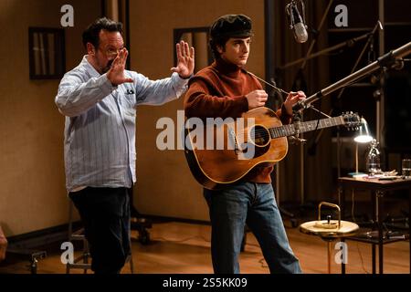 A Complete Unknown (2024) von James Mangold und mit Timothée Chalamet als junger Bob Dylan, der seinen Akt in der Folk-Szene aufrüttelt, indem er 1965 beim Newport Folk Festival mit Strom versorgt. Werbefoto mit Regisseur James Mangold und Timothée Chalamet ***NUR REDAKTIONELLE VERWENDUNG***. Quelle: BFA / Macall Polay / Searchlight Pictures Stockfoto