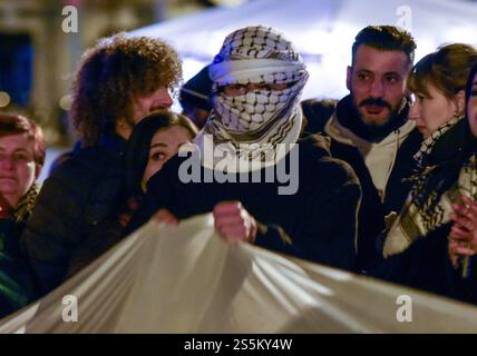 Madrid, Madrid, SPANIEN. Januar 2025. Pro-palästinensische Bewegungen haben vor dem Wizink Center gegen das israelische Team Maccabi Tel Aviv protestiert, weil es Sport benutzt hat, um das Image Israels zu trüben und den Völkermord in Palästina zu trüben. Der Anführer von PODEMOS, Ione Belarra, nahm an dem Protest Teil und forderte die Regierung auf, das Team und die Fans von Maccabi Tel Aviv von der Einreise nach Spanien abzuhalten. Der Protest fand während des Euroleague Basketballspiels zwischen Real Madrid und der israelischen Mannschaft statt. (Kreditbild: © Richard Zubelzu/ZUMA Press Wire) NUR REDAKTIONELLE VERWENDUNG! Nicht für kommerzielle Zwecke Stockfoto