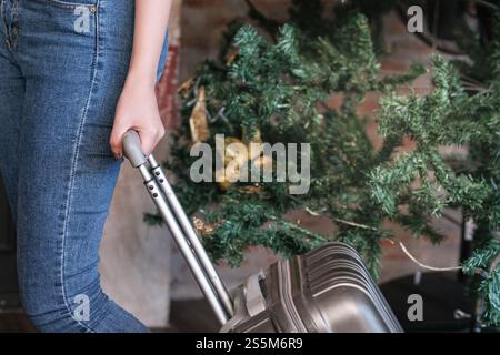 Frau Gast an der Rezeption des Hotels, die eincheckt Stockfoto