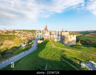 Die Burg Kamianets-Podilskyi (Oblast Khmelnytskyi, Ukraine) ist eine ehemalige polnische Burg, die eines der sieben Weltwunder der Ukraine ist. Erbaut Anfang 14 Stockfoto