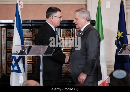 Rom, Außenminister Antonio Tajani, trifft mit dem israelischen Außenminister Gideon Saar zusammen. Am Ende des Treffens geben die beiden Minister Erklärungen an die Presse ab, am 14. Januar 2025 in Rom (Italien). Copyright: XAndreaxCalandrax Stockfoto