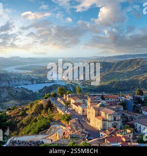 Sunrise alte mittelalterliche Stilo famos und Blick auf das Dorf in Kalabrien, Süditalien. Stockfoto