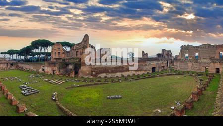 Ruinen des Hippodrom-Stadions von Domitian auf dem Palatin-Hügel in Rom, Italien. Menschen sind nicht wiederzuerkennen. Stockfoto