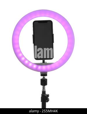Stativ mit Ringlicht und Smartphone isoliert auf weiß Stockfoto