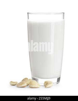 Frische Cashewmilch in Glas und Nüsse isoliert auf weiß Stockfoto