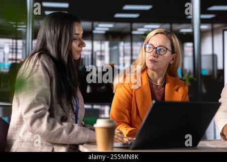 Weibliche Führungskräfte, die in einem Unternehmensbüro strategische Strategien entwickeln, konzentrieren sich auf Wachstum, Innovation und Gleichstellung der Geschlechter. Das Team der befähigten Unternehmer vereint Kräfte, um Geschäftserfolg und Produktivität zu erreichen. Stockfoto