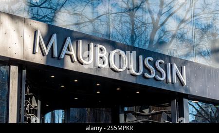 Schild am Eingang zu einer Boutique Mauboussin. Mauboussin ist ein internationales Schmuckunternehmen, das 1827 in Paris gegründet wurde Stockfoto