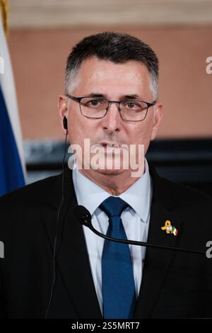 Rom, Außenminister Antonio Tajani, trifft mit dem israelischen Außenminister Gideon Saar zusammen. Am Ende des Treffens geben die beiden Minister Erklärungen an die Presse ab, am 14. Januar 2025 in Rom (Italien). Copyright: XAndreaxCalandrax Stockfoto