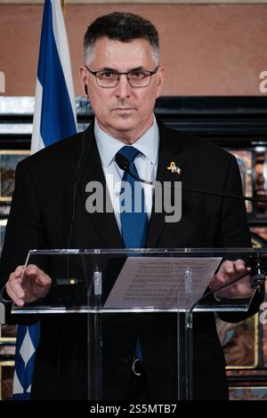 Rom, Außenminister Antonio Tajani, trifft mit dem israelischen Außenminister Gideon Saar zusammen. Am Ende des Treffens geben die beiden Minister Erklärungen an die Presse ab, am 14. Januar 2025 in Rom (Italien). Copyright: XAndreaxCalandrax Stockfoto