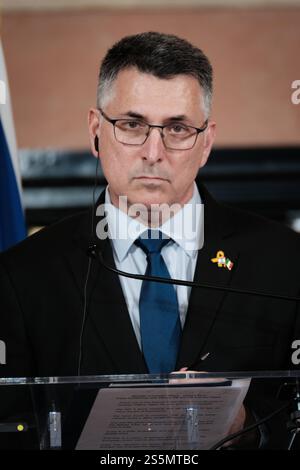 Rom, Außenminister Antonio Tajani, trifft mit dem israelischen Außenminister Gideon Saar zusammen. Am Ende des Treffens geben die beiden Minister Erklärungen an die Presse ab, am 14. Januar 2025 in Rom (Italien). Copyright: XAndreaxCalandrax Stockfoto