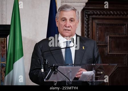 Rom, Außenminister Antonio Tajani, trifft mit dem israelischen Außenminister Gideon Saar zusammen. Am Ende des Treffens geben die beiden Minister Erklärungen an die Presse ab, am 14. Januar 2025 in Rom (Italien). Copyright: XAndreaxCalandrax Stockfoto