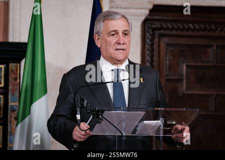 Rom, Außenminister Antonio Tajani, trifft mit dem israelischen Außenminister Gideon Saar zusammen. Am Ende des Treffens geben die beiden Minister Erklärungen an die Presse ab, am 14. Januar 2025 in Rom (Italien). Copyright: XAndreaxCalandrax Stockfoto