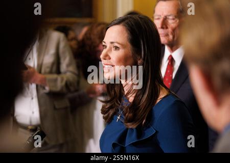 Washington, Usa. Januar 2025. Senatorin Katie Britt (R-AL) hält am Dienstag, den 14. Januar 2025, vor der Senatskammer in Washington DC eine Rede. (Foto: Aaron Schwartz/SIPA USA) Credit: SIPA USA/Alamy Live News Stockfoto
