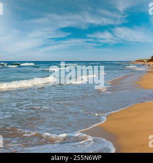 Vormittagsparadies weißer Sandstrand Malediven von Salento (Pescoluse, Salento, Apulien, Süditalien). Der schönste Sandstrand von Apulien. Stockfoto