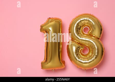 18. Geburtstag, Coming-of-Age-Party. Nummerierte Ballons auf rosa Hintergrund, Leerzeichen für Text Stockfoto