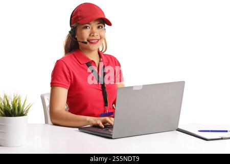 Asiatische Speditionsarbeiterin mit einem Laptop isoliert auf weißem Hintergrund Stockfoto