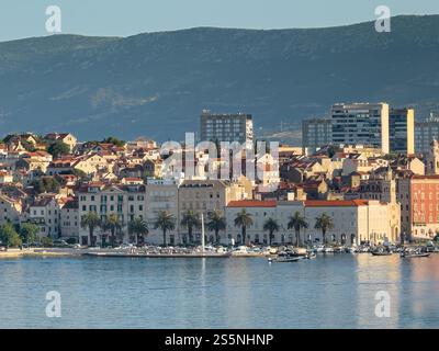 Split, Kroatien - 1. Juli 2024: Die Promenade Trumbiceva obala westlich der Kirche und des Klosters St. Franziskus, Haupteingang und Turm, entlang der Promenade Stockfoto