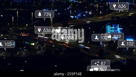 Bild von Social-Media-Ikonen mit steigender Zahl über Autos auf der Straße Stockfoto