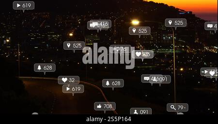 Bild von Social-Media-Ikonen mit steigender Zahl über Autos auf der Straße Stockfoto