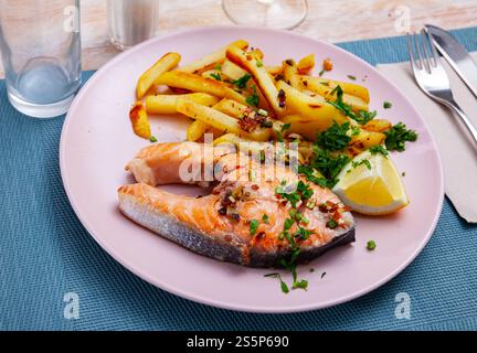 Köstlich Steak aus gebackenem Lachs mit Kartoffeln Stockfoto