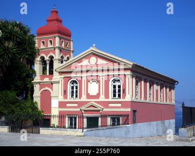 Die Heilige Kirche der Jungfrau Maria Mandrakina auf dem Spinada Platz in Korfu Stadt, Curfu (Kerkyra), Griechenland, eine bezaubernde Kirche aus dem 18. Jahrhundert in der Nähe des Ozeans Stockfoto