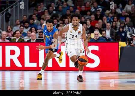 Madrid, Madrid, Spanien. Januar 2025. Andres Feliz von Real Madrid (R) im Kampf gegen Levi Randolph von Maccabi Playtika Tel Aviv (L) während der regulären Saison der Turkish Airlines EuroLeague Runde 21 zwischen Real Madrid und Maccabi Playtika Tel Aviv in der Movistar Arena am 14. Januar 2025 in Madrid, Spanien. (Kreditbild: © Alberto Gardin/ZUMA Press Wire) NUR REDAKTIONELLE VERWENDUNG! Nicht für kommerzielle ZWECKE! Stockfoto