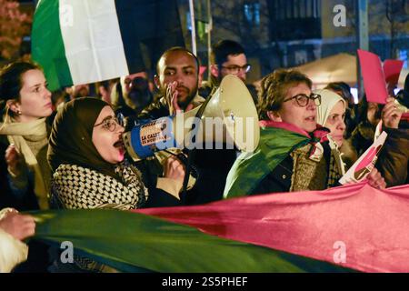 Madrid, Madrid, SPANIEN. Januar 2025. Pro-palästinensische Bewegungen haben vor dem Wizink Center gegen das israelische Team Maccabi Tel Aviv protestiert, weil es Sport benutzt hat, um das Image Israels zu trüben und den Völkermord in Palästina zu trüben. Der Anführer von PODEMOS, Ione Belarra, nahm an dem Protest Teil und forderte die Regierung auf, das Team und die Fans von Maccabi Tel Aviv von der Einreise nach Spanien abzuhalten. Der Protest fand während des Euroleague Basketballspiels zwischen Real Madrid und der israelischen Mannschaft statt. (Kreditbild: © Richard Zubelzu/ZUMA Press Wire) NUR REDAKTIONELLE VERWENDUNG! Nicht für kommerzielle Zwecke Stockfoto