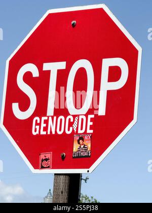 Das Stoppschild "Stop Genocide" in Berkeley, Kalifornien, protestiert gegen den Krieg zwischen Israel und Gaza. Stockfoto