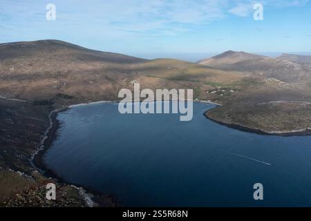 Luftaufnahme der Hauptbucht auf West Point Island, Falklandinseln Stockfoto