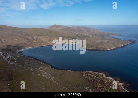 Luftaufnahme der Hauptbucht auf West Point Island, Falklandinseln Stockfoto