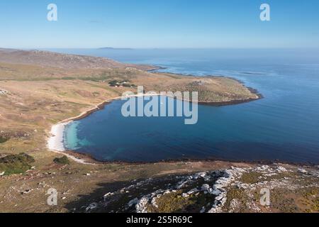 Luftaufnahme der Hauptbucht auf West Point Island, Falklandinseln Stockfoto