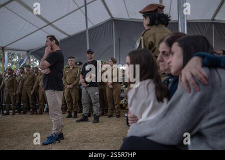 Gedera, Tel Aviv, Israel. Januar 2025. BEERDIGUNG VON SGT GUY KARMIEL, DER AM 13. JANUAR IN GAZA GEFALLEN IST. VATER VON GUY STEHT TRAURIG VOR SEINEM GRAB (Foto: © Gaby Schuetze/ZUMA Press Wire) NUR REDAKTIONELLE VERWENDUNG! Nicht für kommerzielle ZWECKE! Stockfoto