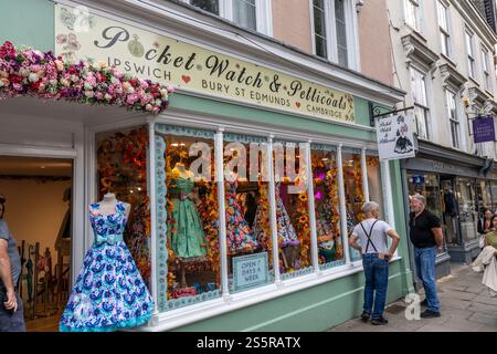 Cambridge England, Pocket Watch & Petticoats Damenmode-Geschäft im Stadtzentrum, das Retro-Vintage-Mode-Kleidung verkauft, UK, 2024 Stockfoto