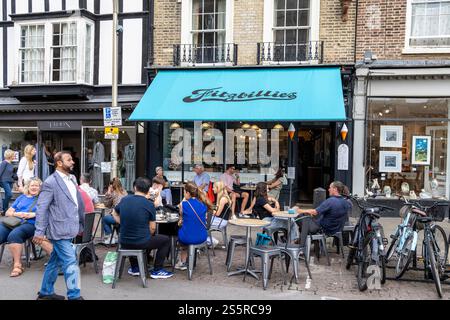 Cambridge, England. Fitzbillies Bäckerei und Café, überfülltes Café mit Freunden, die draußen sitzen, eine Bäckerei, die für ihre Chelsea Buns bekannt ist, Cambridge, UK, 2024 Stockfoto