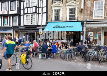 Cambridge, England. Fitzbillies Bäckerei und Café, überfülltes Café mit Freunden, die draußen sitzen, eine Bäckerei, die für ihre Chelsea Buns bekannt ist, Cambridge, UK, 2024 Stockfoto