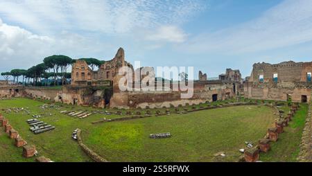 Ruinen des Hippodrom-Stadions von Domitian auf dem Palatin-Hügel in Rom, Italien. Menschen sind nicht wiederzuerkennen. Stockfoto