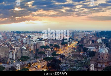 Ruinen des Forum Romanum. Abendansicht der Stadt Rom vom Gipfel des II Vittoriano. Menschen sind nicht erkennbar. Stockfoto