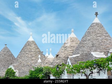 Trulli Dächer in den wichtigsten touristischen Bezirk von Alberobello schöne alte historische Stadt, Region Apulien, Süditalien Stockfoto