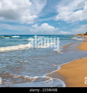 Vormittagsparadies weißer Sandstrand Malediven von Salento (Pescoluse, Salento, Apulien, Süditalien). Der schönste Sandstrand von Apulien. Stockfoto