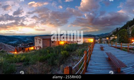 Sunrise alte mittelalterliche Stilo famos und Blick auf das Dorf in Kalabrien, Süditalien. Stockfoto