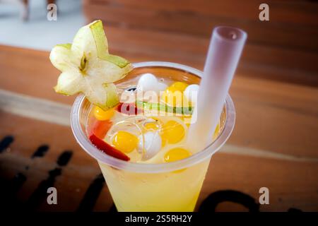 Eisgelee-boba-Getränk in einem Plastikbecher mit einer Sternenscheibe und einem Strohhalm darin Stockfoto