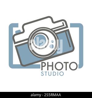 Fotostudiokamera mit Glaslinse im Rahmenvektor. Professionelle Ausrüstung für Fotos und Fotoshootings, kreatives Hobby und Beruf. Aufnahmen von Personen, Fotografen, Bildgeräten. Fotostudiokamera mit Glasobjektiv im Rahmen Stock Vektor