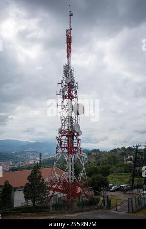 Fernseher und Telefonantenne. Großer rot-weißer Turm. Fernseher und Telefonantenne Stockfoto