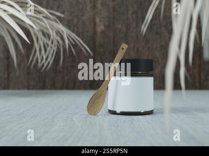 Ein Glas Marmelade und Holzlöffel auf weißem Hintergrund Stockfoto