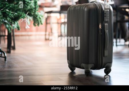 Große Koffer stehen in der Lobby des Hotels im Hintergrund Stockfoto