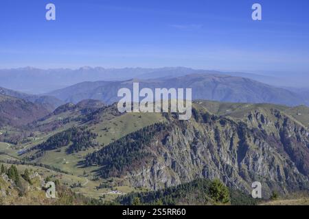 Blick vom Kriegsdenkmal Sacrario Militare del Monte Grappa auf die Felsen des Meatte Pfades, Valbrenta, Provinz Vicenza, Italien, Europa Stockfoto
